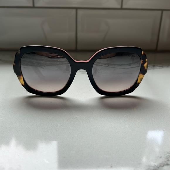 Prada sunglasses - Picture 1 of 7